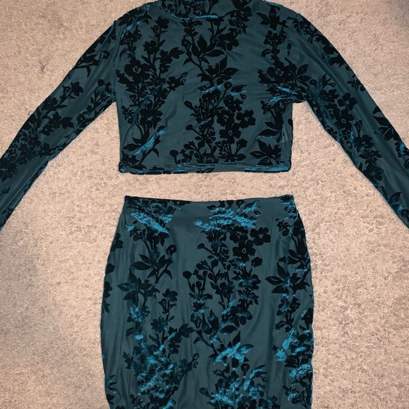 SOLD Green two piece set - Picture 2 of 2